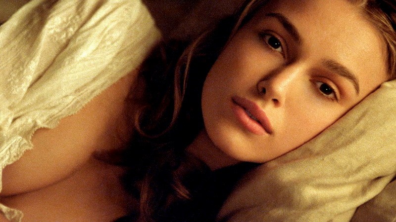 Keira Knightley_herečka_z filmu_prsia na posteli